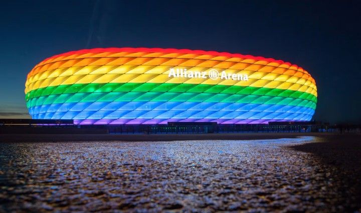 Die Allianz Arena ändert ihre Farbe, je nachdem, welche Mannschaft spielt