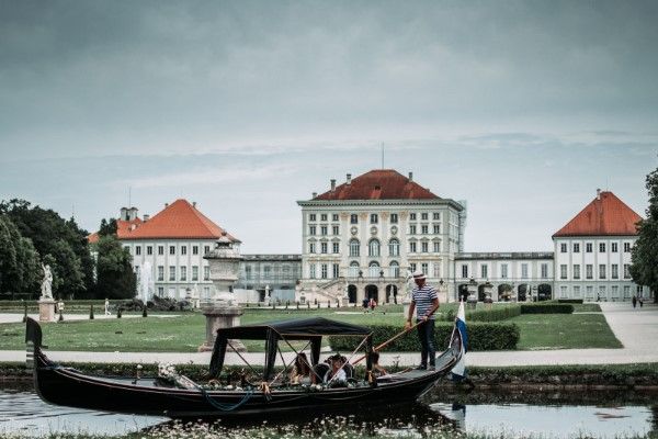 Schloss Nymphenburg hat einen Kanal, auf dem Sie eine Gondelfahrt machen können