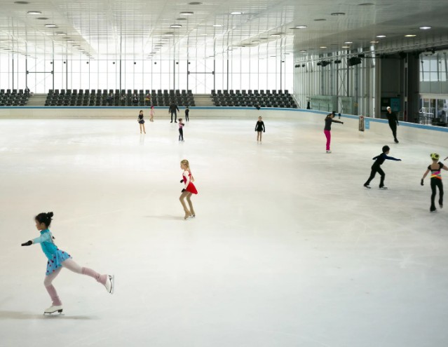 Eislaufen im Olympiapark Aktivitäten im Winter in München