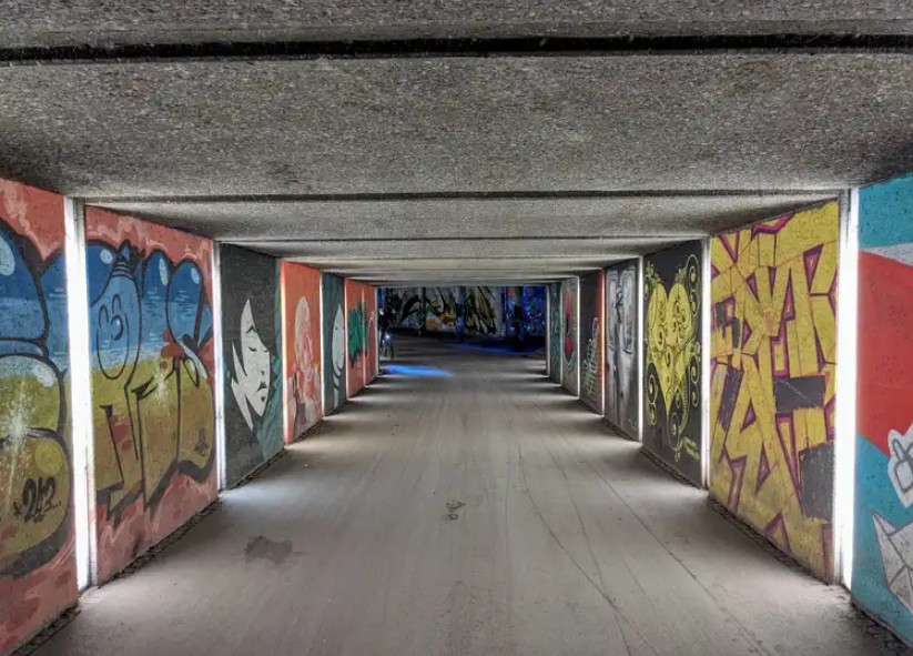 Unterführung am Friedensengel – Tunnelgalerie unter der Luitpoldbrücke