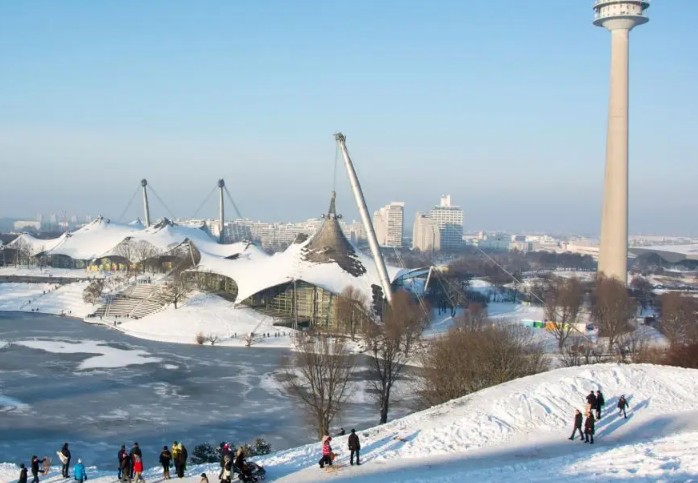 Winterwanderung auf den Olympiaberg Aktivitäten im Winter in München